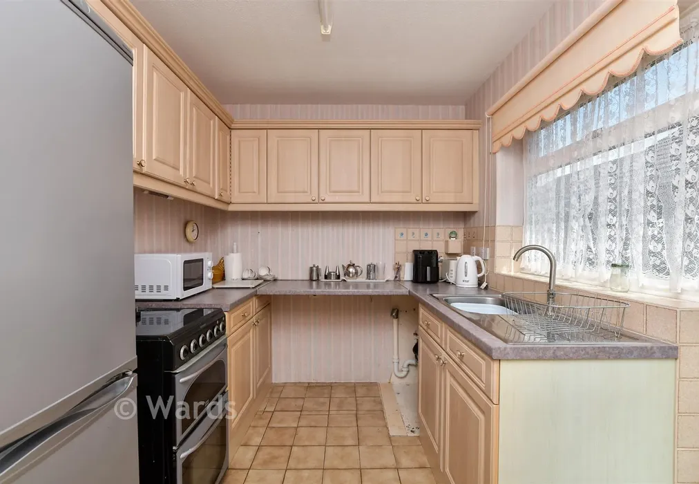Kitchen - Chestnut Drive, Broadstairs, Kent - Wards of Kent