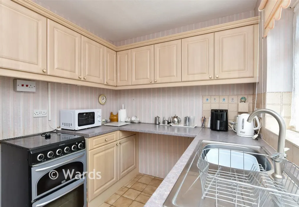 Kitchen - Chestnut Drive, Broadstairs, Kent - Wards of Kent