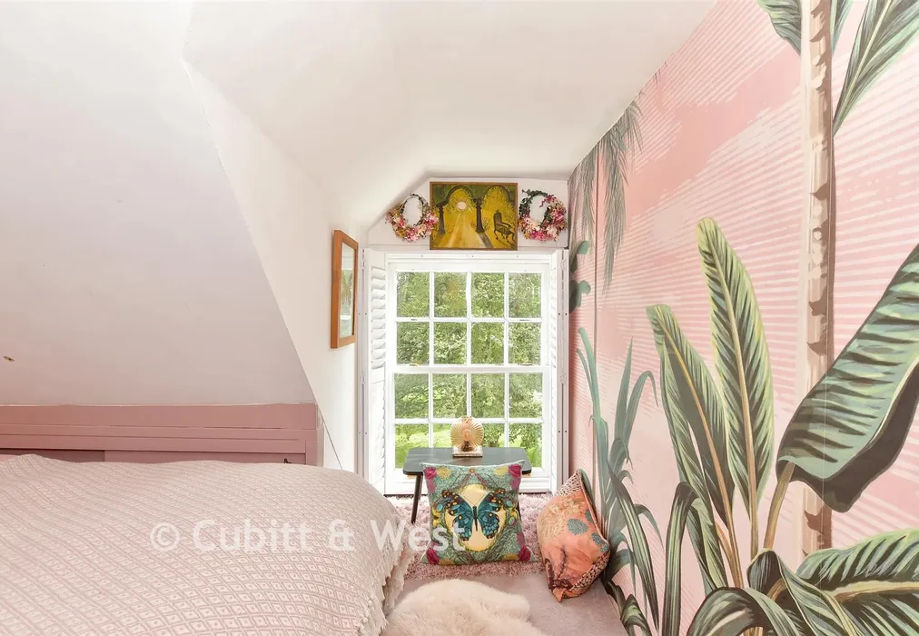 Bedroom 1 - Station Road, Horsham, West Sussex - Wards of Kent