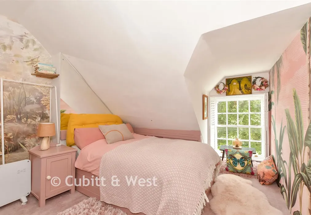 Bedroom 1 - Station Road, Horsham, West Sussex - Wards of Kent