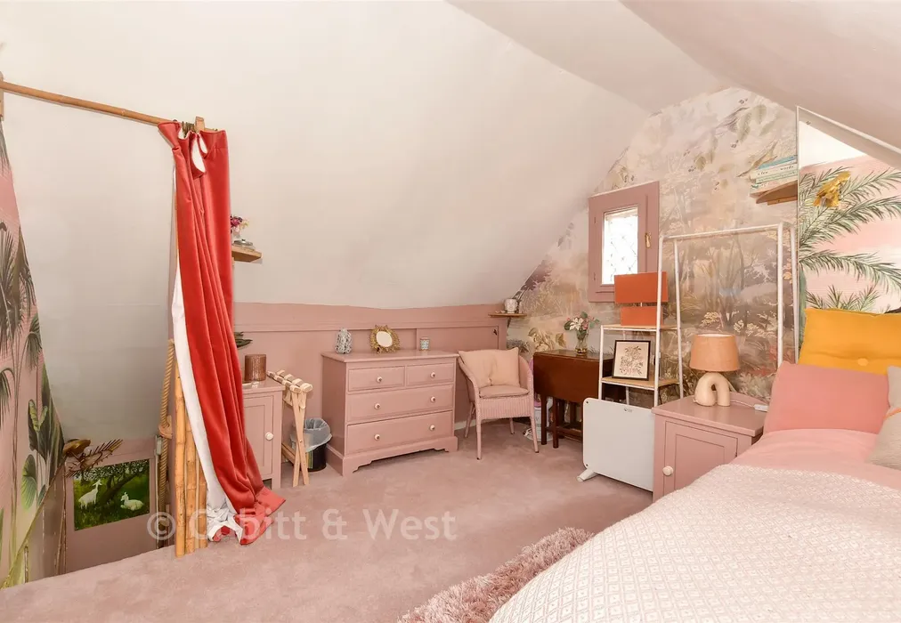Bedroom 1 - Station Road, Horsham, West Sussex - Wards of Kent