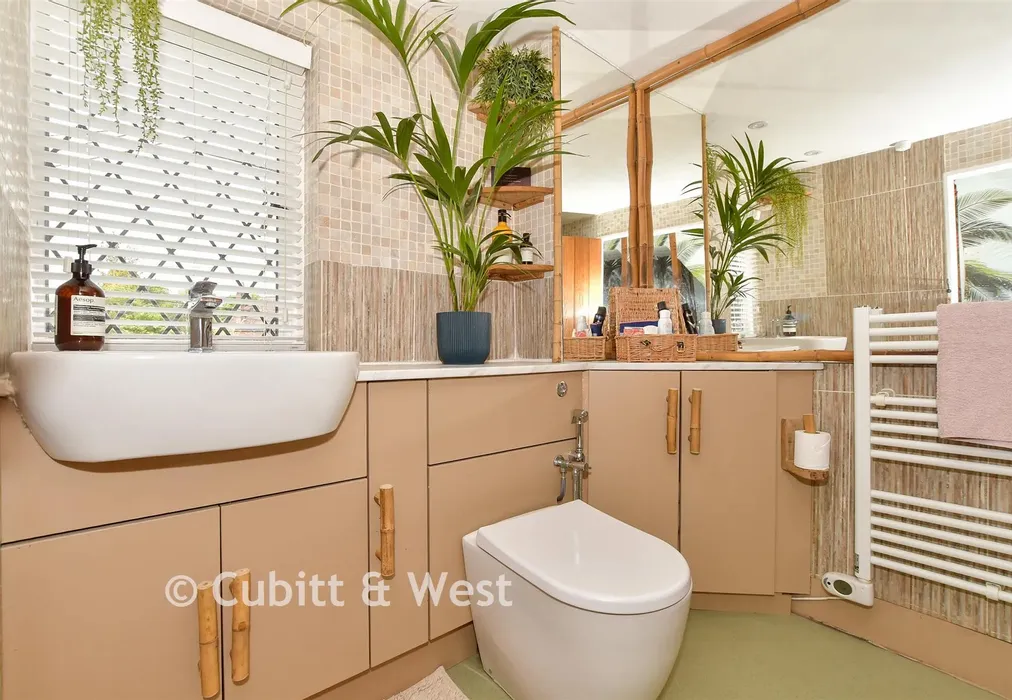 Bathroom - Station Road, Horsham, West Sussex - Wards of Kent