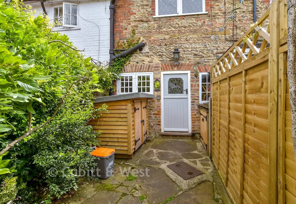 Front Garden - Station Road, Horsham, West Sussex - Wards of Kent