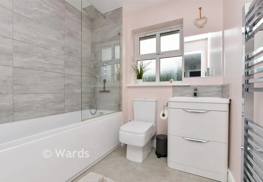 Bathroom - Thorne Road, Minster, Kent - Wards of Kent