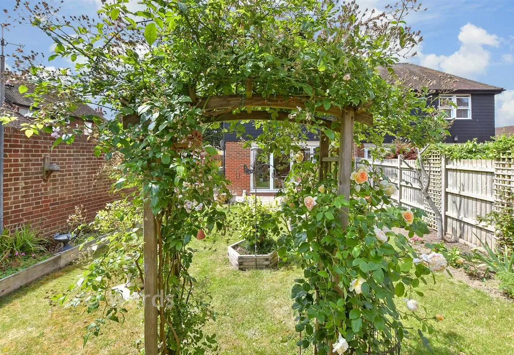 External Lifestyle Photograph - Brewers Close, Lydd, Kent - Wards of Kent