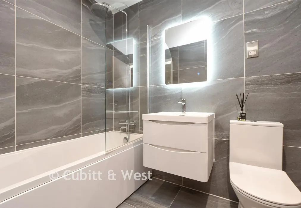 Bathroom - St. John's Road, Redhill, Surrey - Wards of Kent