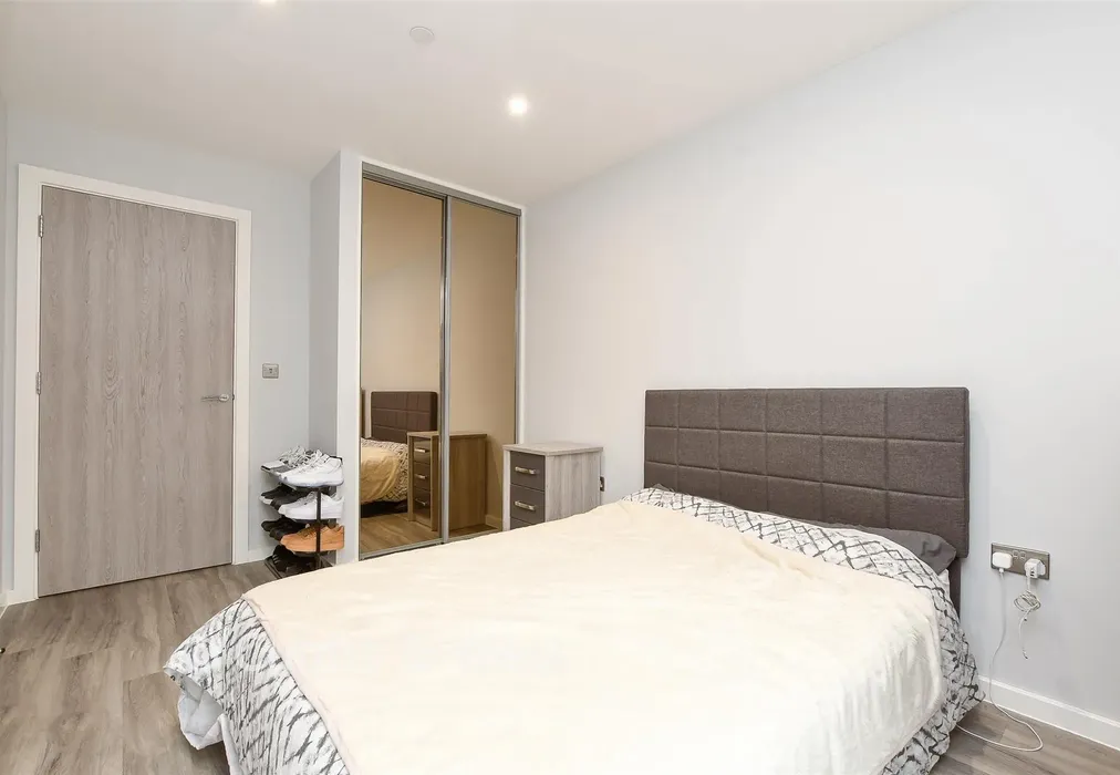 Bedroom - St. John's Road, Redhill, Surrey - Wards of Kent