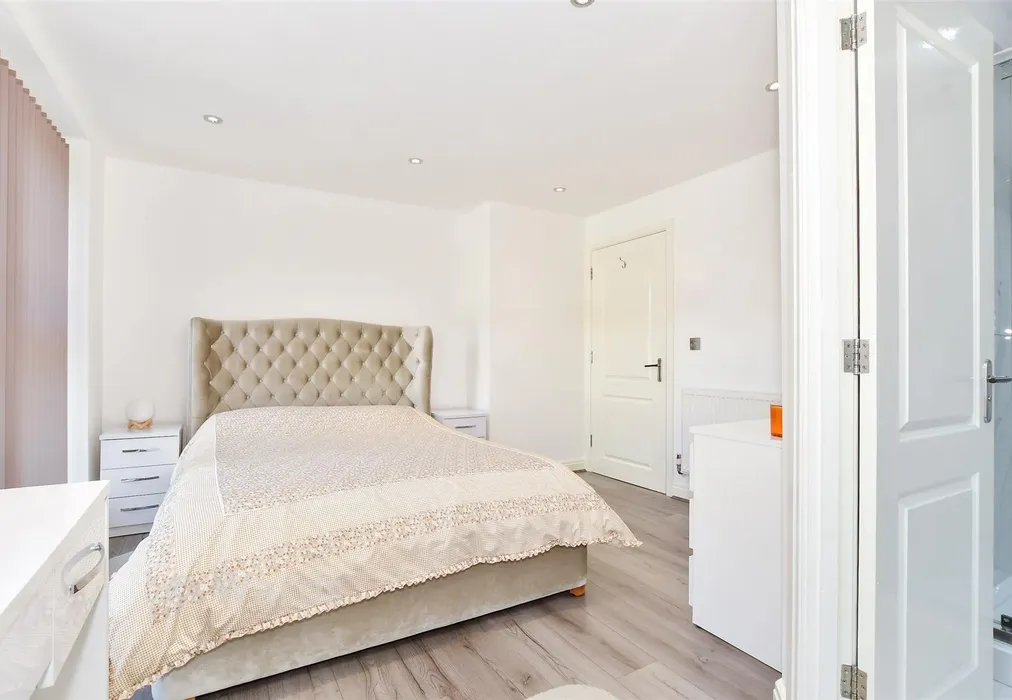 Bedroom 1 - Clifford Way, Maidstone, Kent - Wards of Kent