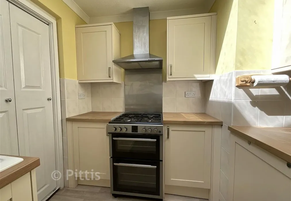 Kitchen - Nicholas Close, Brading, Isle of Wight - Wards of Kent