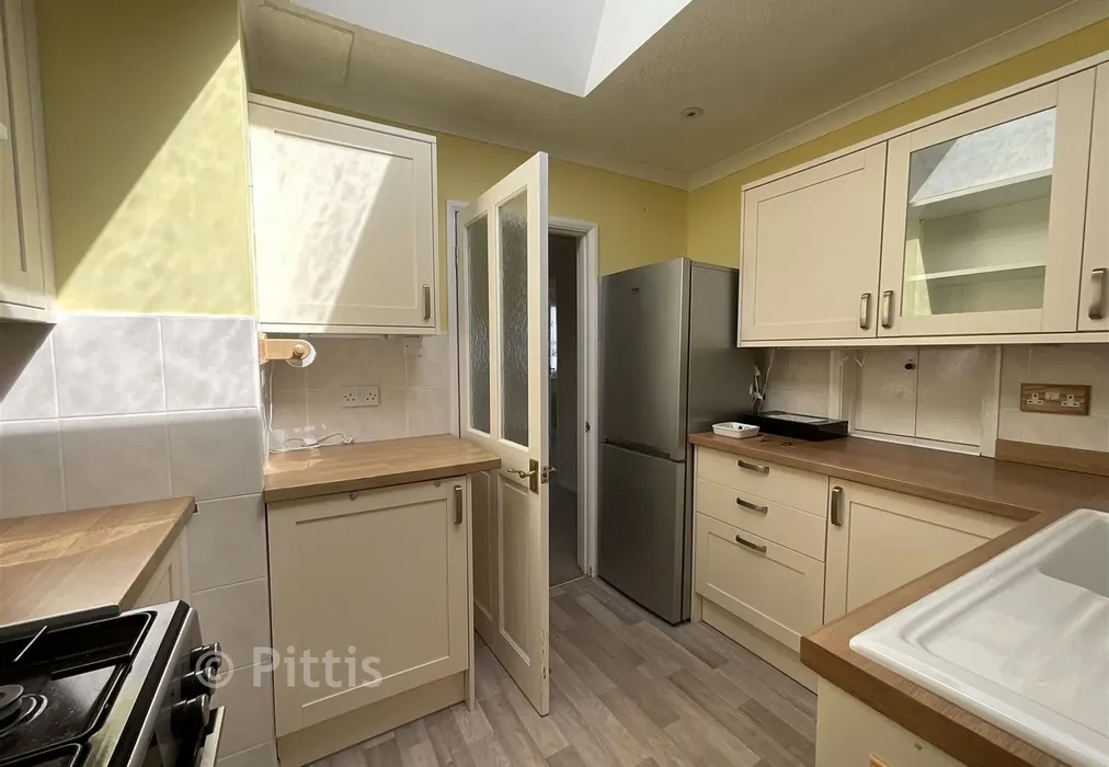 Kitchen - Nicholas Close, Brading, Isle of Wight - Wards of Kent