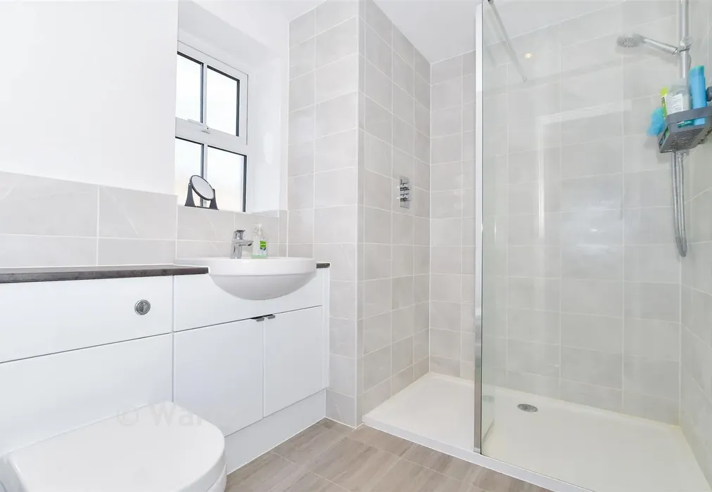 En-Suite Shower Room - Green Horse Grove, Maidstone, Kent - Wards of Kent