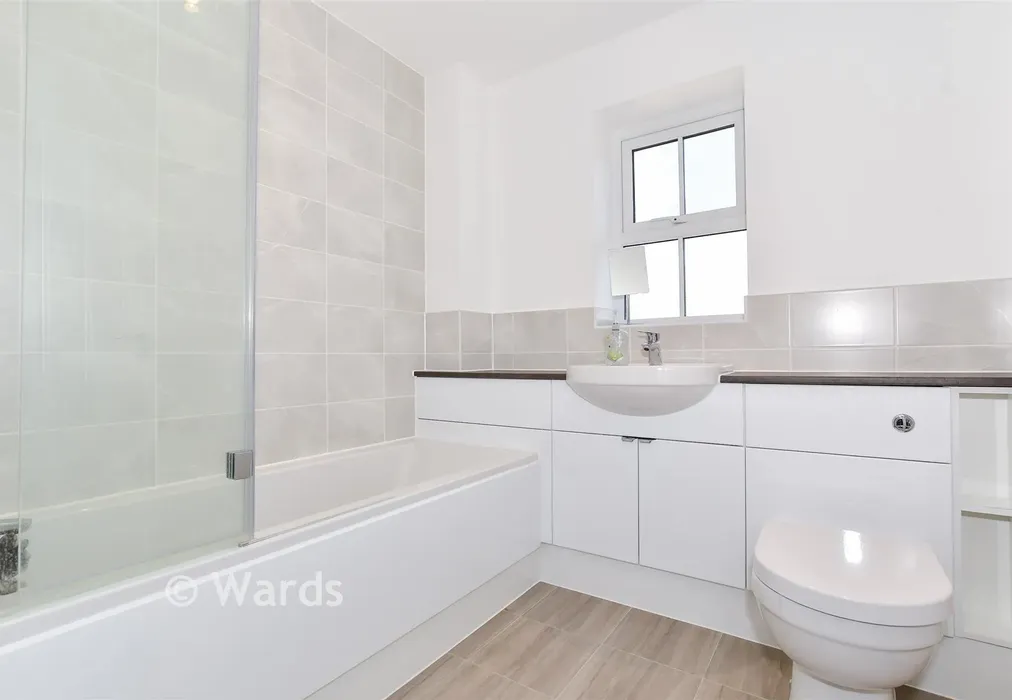 Bathroom - Green Horse Grove, Maidstone, Kent - Wards of Kent