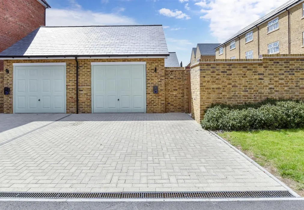 Driveway/Parking - Green Horse Grove, Maidstone, Kent - Wards of Kent
