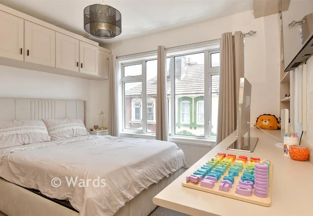Bedroom 1 - Cross Street, Strood, Rochester, Kent - Wards of Kent
