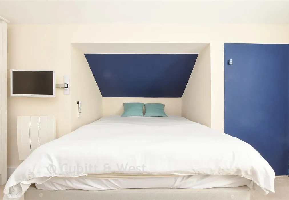 Internal Lifestyle Photograph - Upper Bridge Road, Redhill, Surrey - Wards of Kent