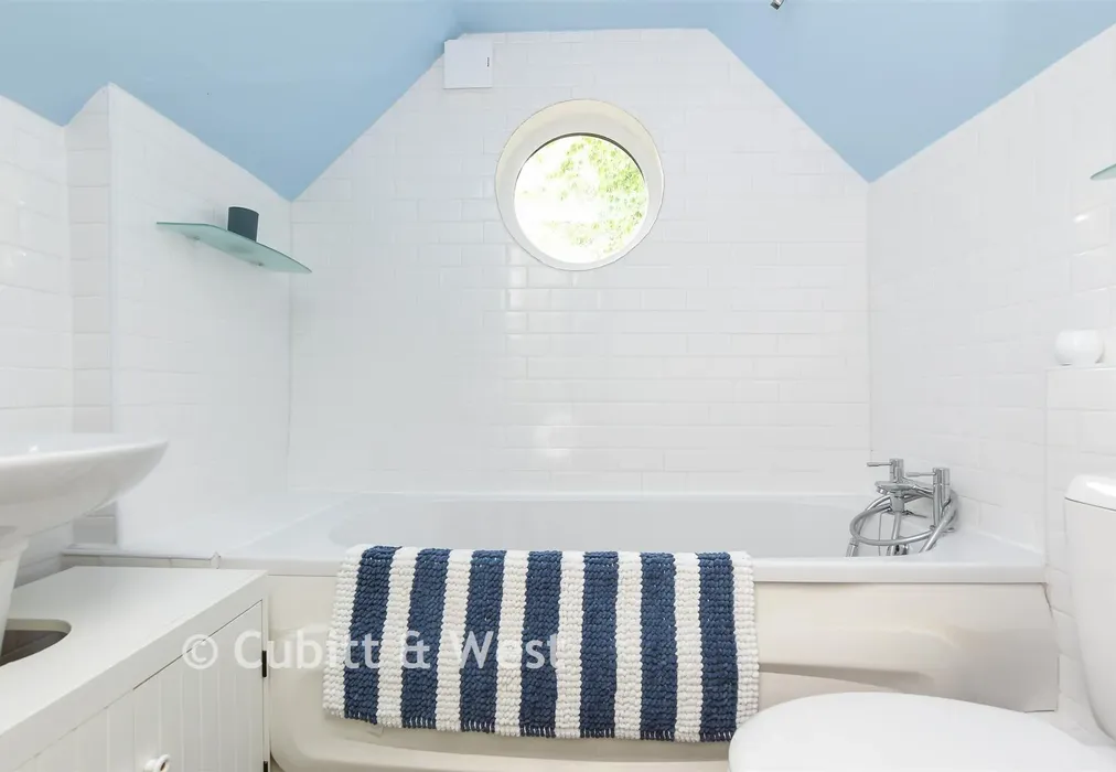 Bathroom - Upper Bridge Road, Redhill, Surrey - Wards of Kent