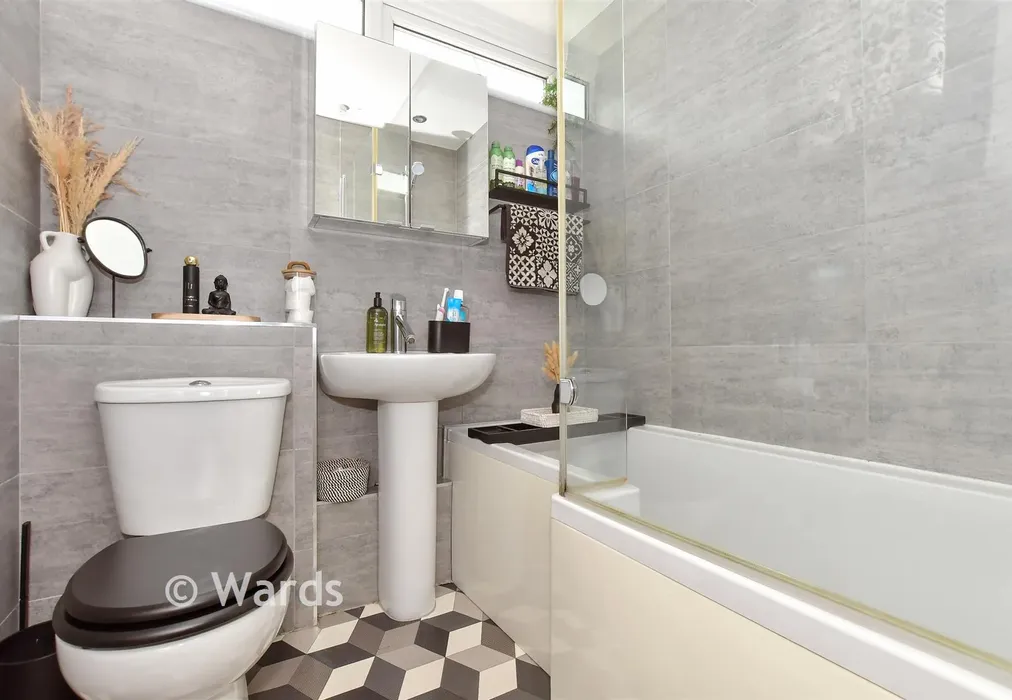 Bathroom - Stephen Close, Broadstairs, Kent - Wards of Kent