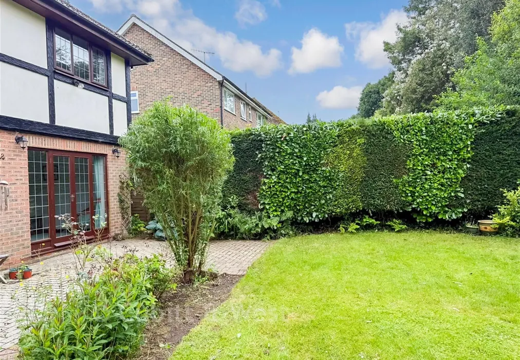 Rear Garden - Chapel Lane, Forest Row, East Sussex - Wards of Kent