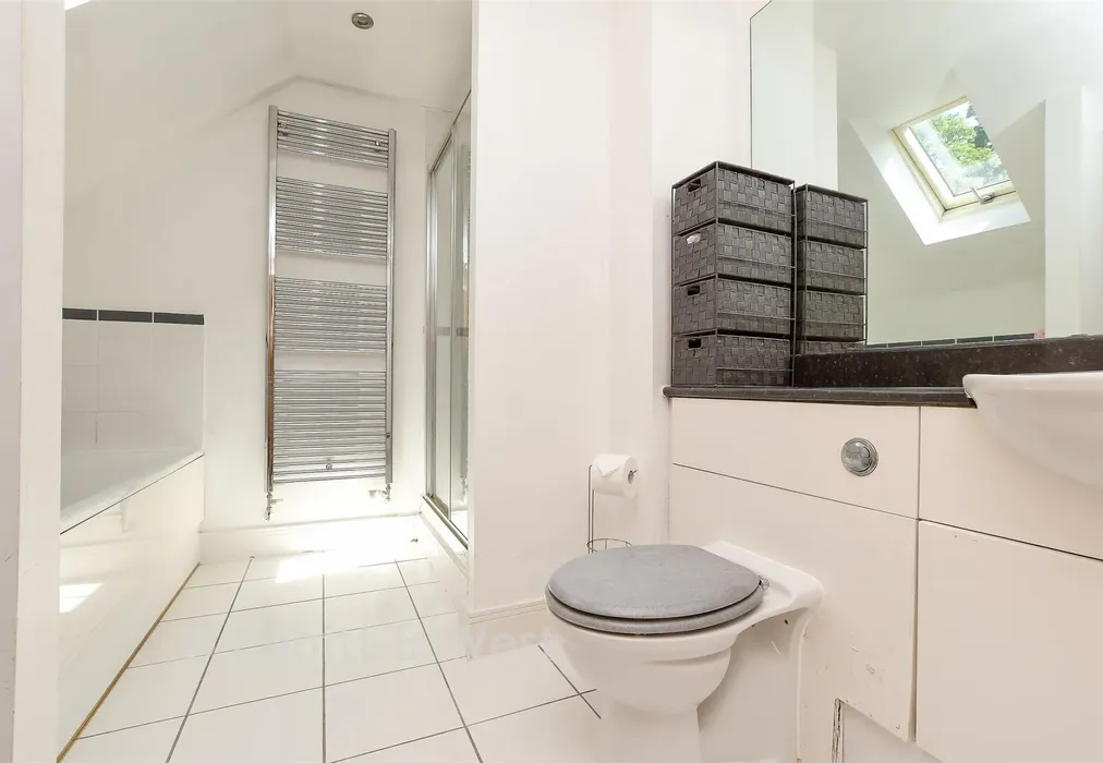 En-Suite Bathroom - Copthorne Road, Felbridge, West Sussex - Wards of Kent