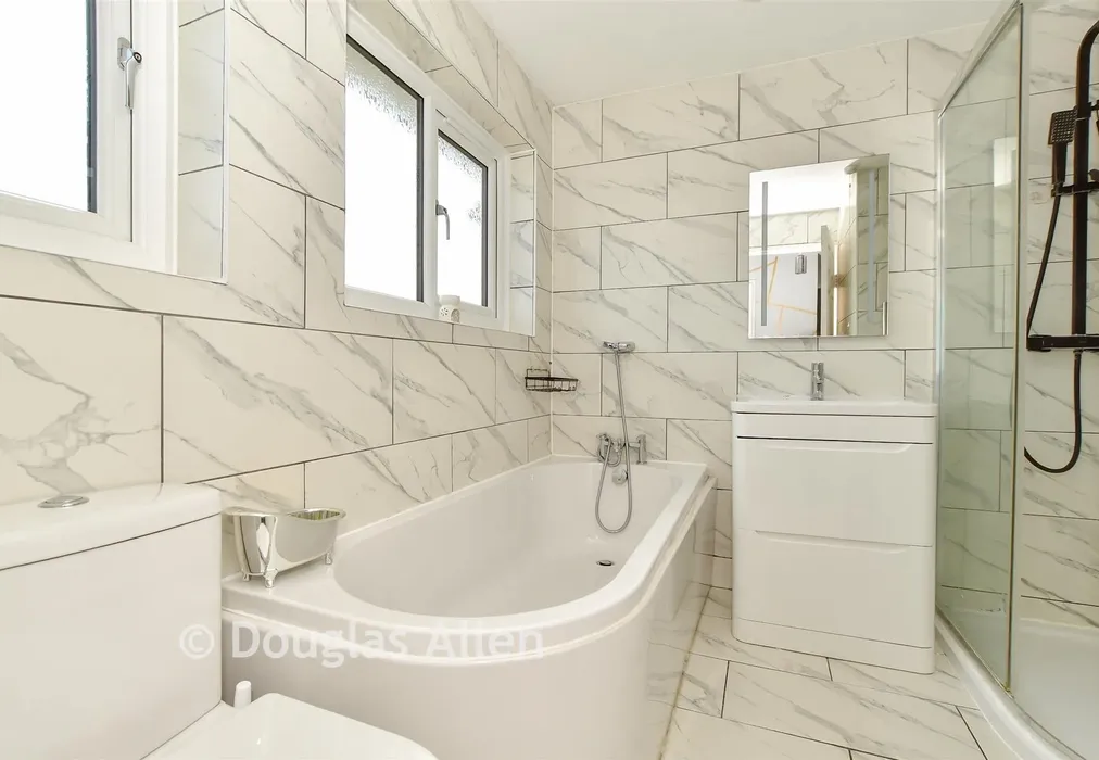 Bathroom - Devonshire Road, Basildon, Essex - Wards of Kent