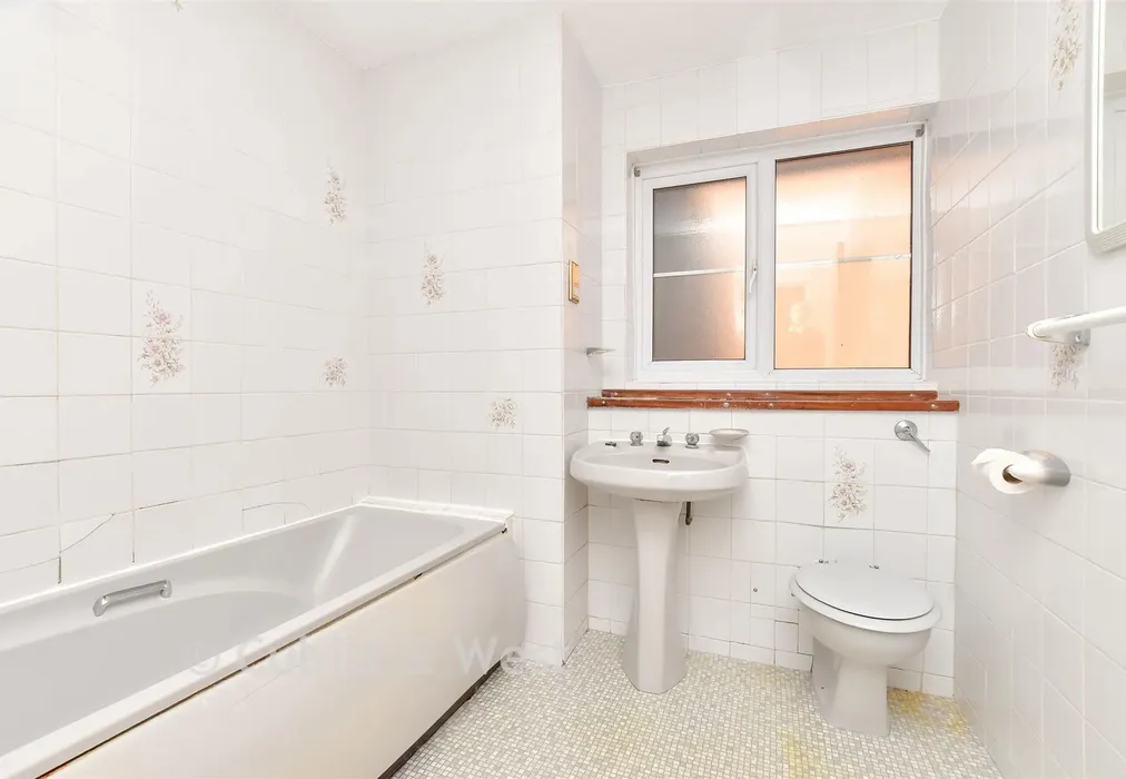 Bathroom - Basing Road, Banstead, Surrey - Wards of Kent