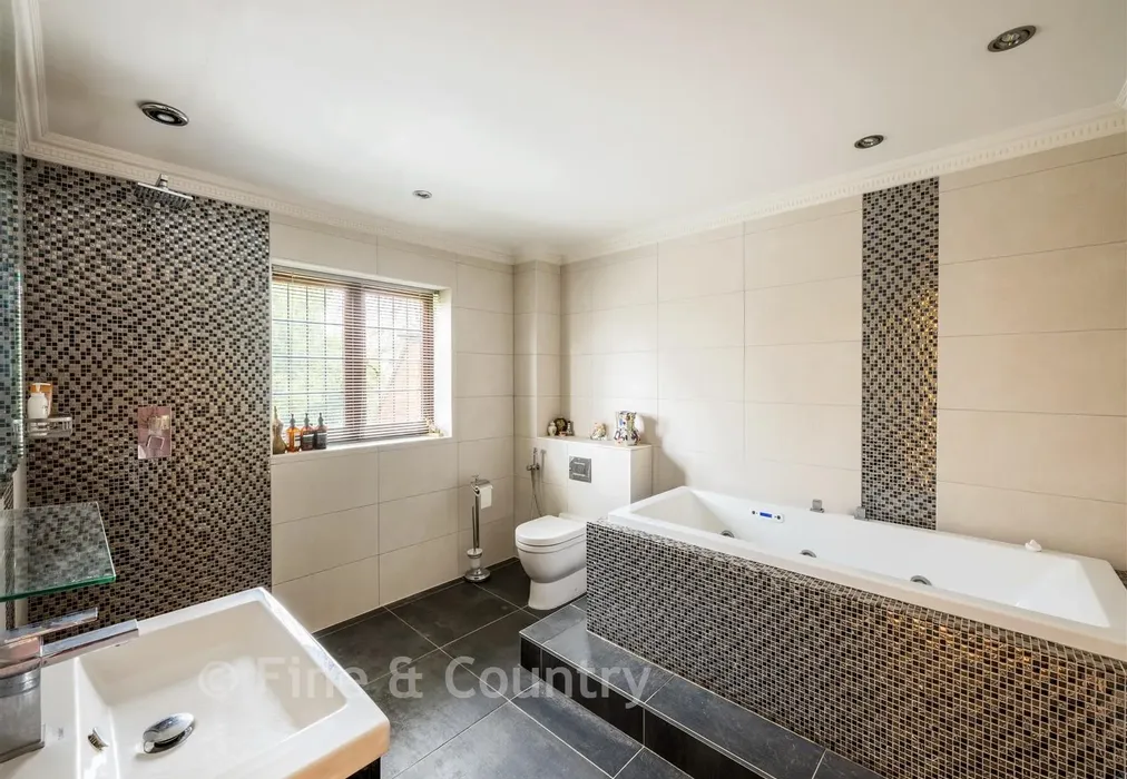 Bathroom - Brightling Road, Robertsbridge, East Sussex - Wards of Kent