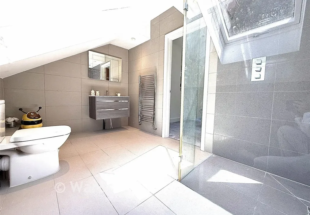 Ensuite - Ridge Lane, Meopham, Gravesend, Kent - Wards of Kent