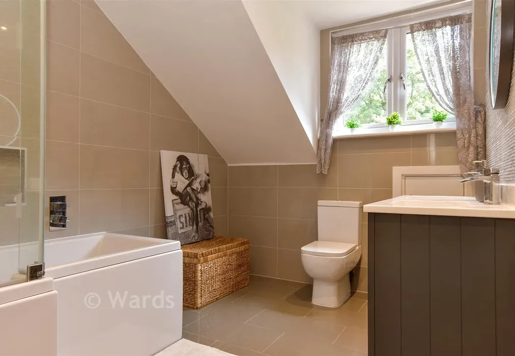 Bathroom - Ridge Lane, Meopham, Gravesend, Kent - Wards of Kent