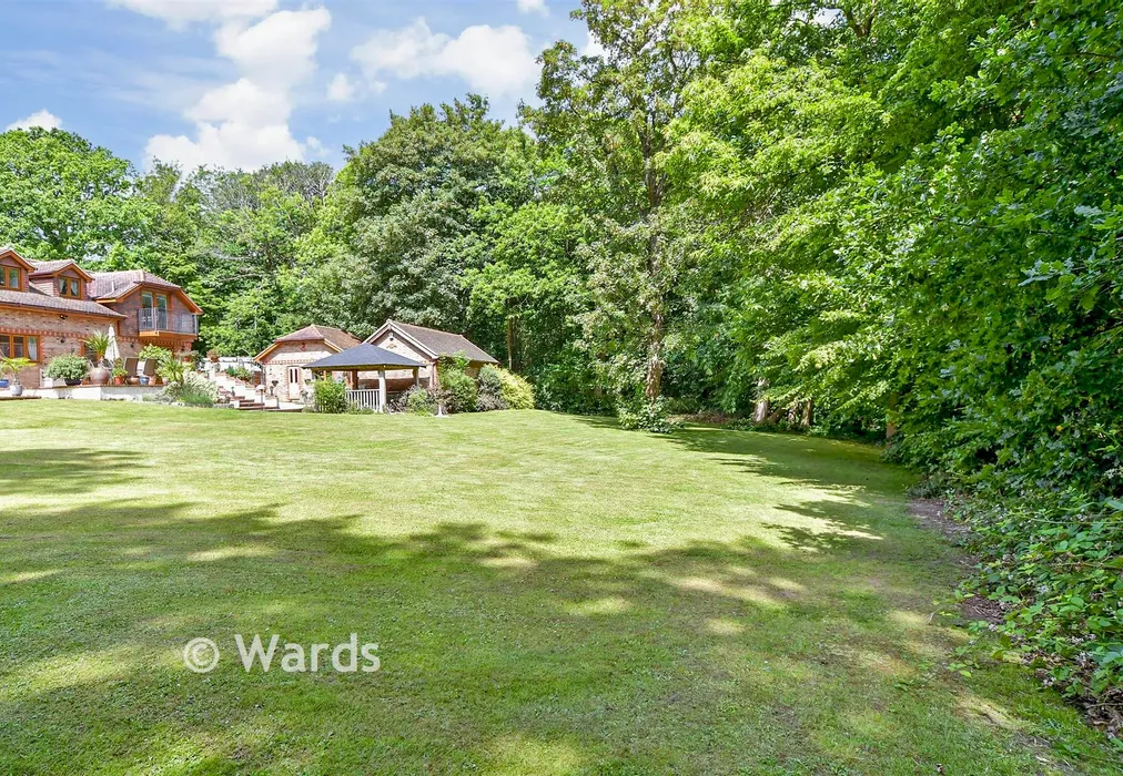 Rear Garden - Ridge Lane, Meopham, Gravesend, Kent - Wards of Kent