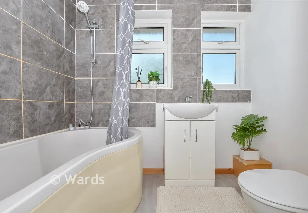 Bathroom - Woodford Road, Maidstone, Kent - Wards of Kent