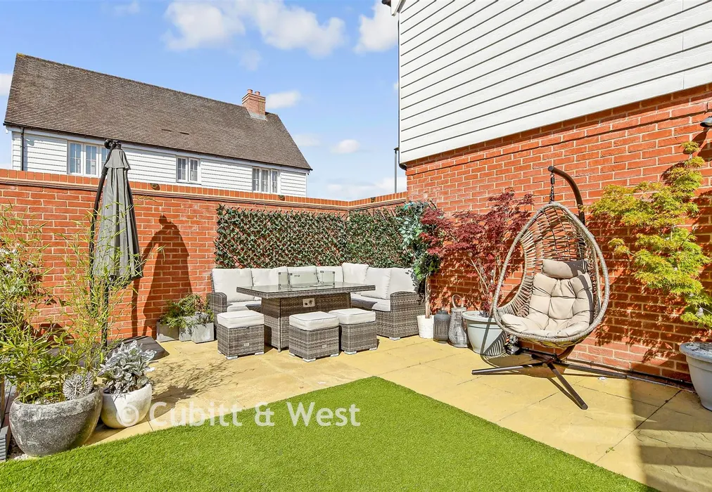 Rear Garden - Maynard Drive, Horley, Surrey - Wards of Kent