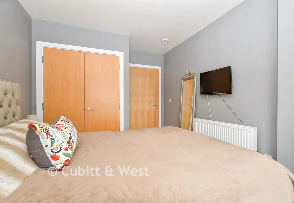Bedroom - London Road, Mitcham, Surrey - Wards of Kent