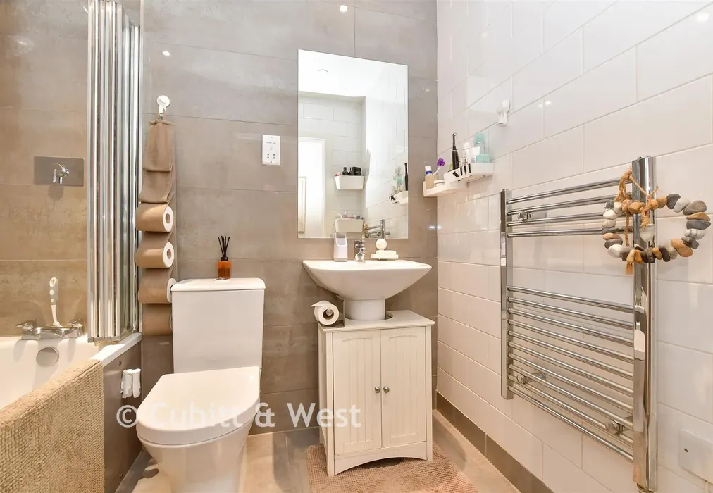 Bathroom - London Road, Mitcham, Surrey - Wards of Kent