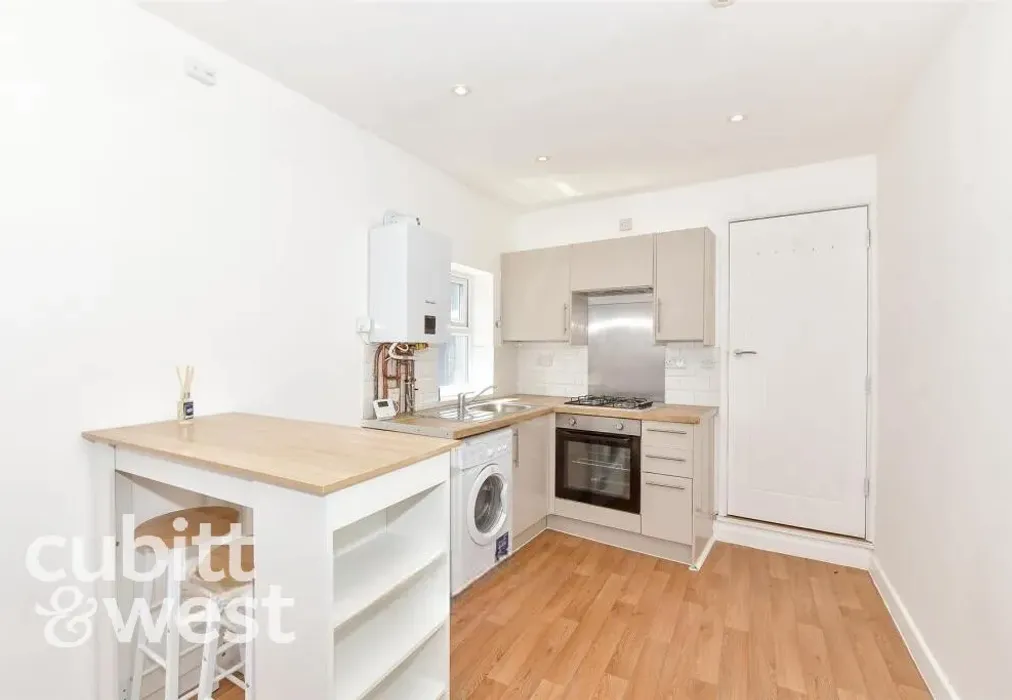  - DEPOSIT ALTERNATIVE AVAILABLE Somers Road Southsea PO5 - Wards of Kent