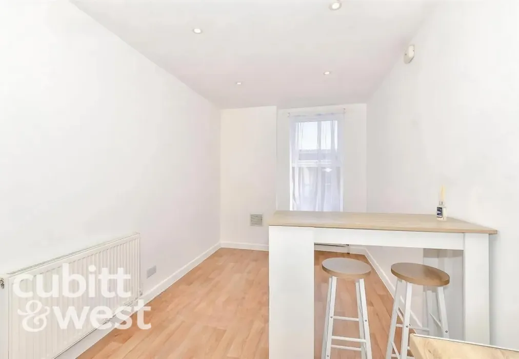 - DEPOSIT ALTERNATIVE AVAILABLE Somers Road Southsea PO5 - Wards of Kent