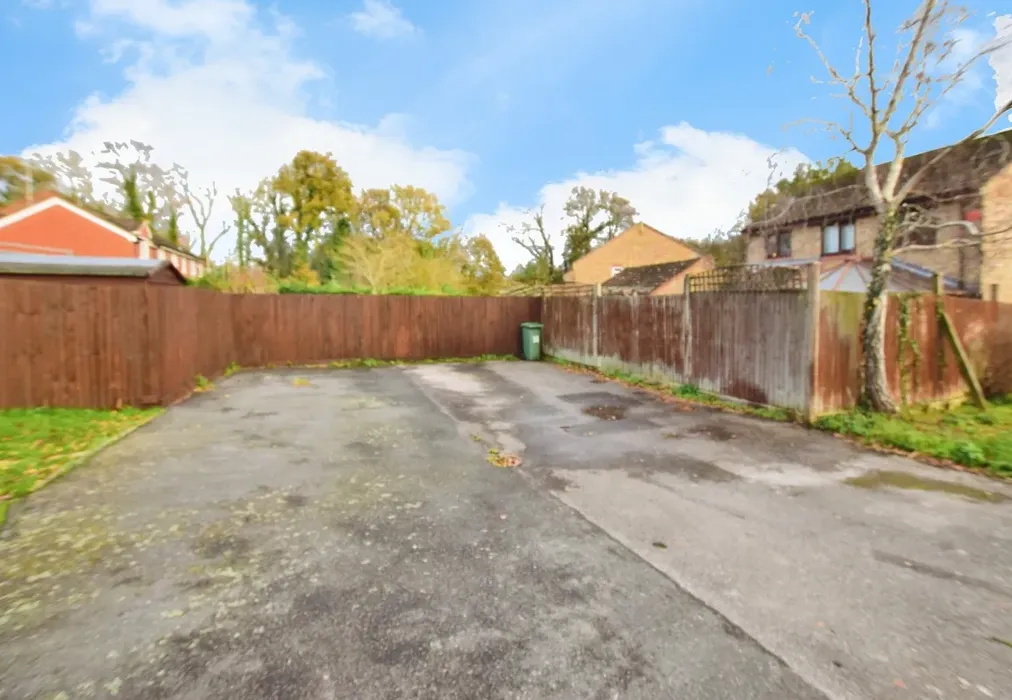 parking - Camelot Close Southwater RH13 - Wards of Kent