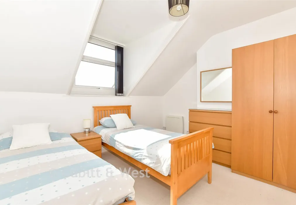 Bedroom 2 - South Parade, Southsea, Hampshire - Wards of Kent