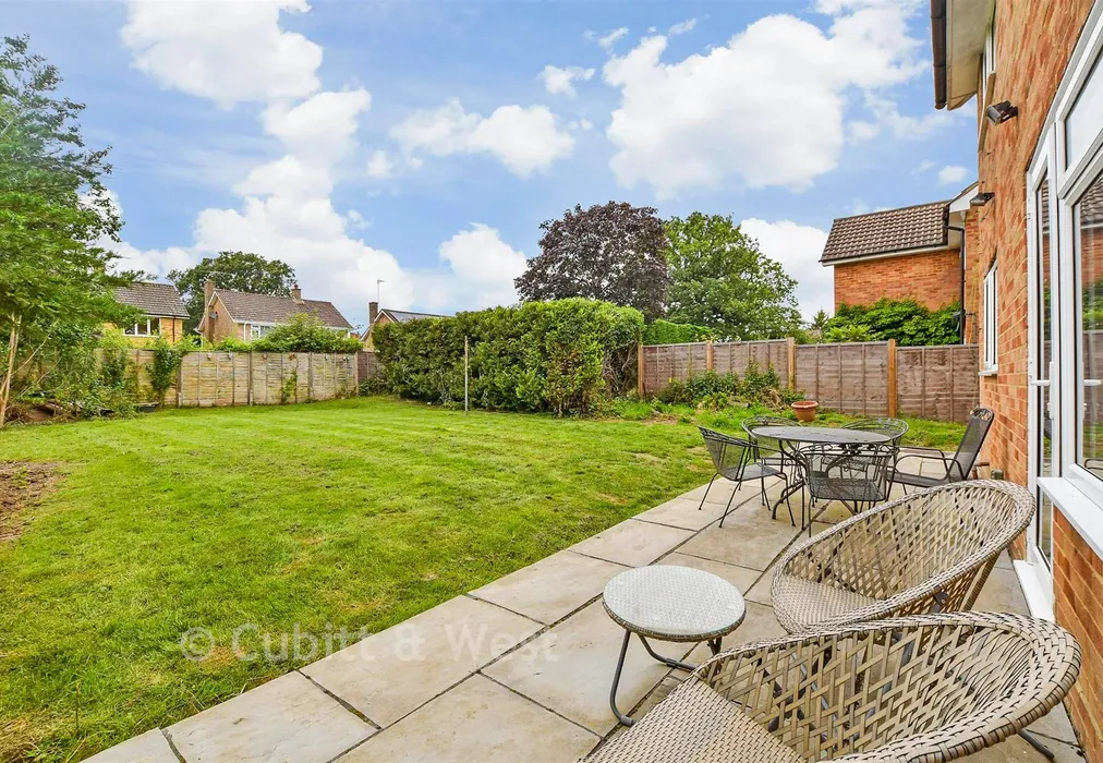 Rear Garden - Trelawne Drive, Cranleigh, Surrey - Wards of Kent