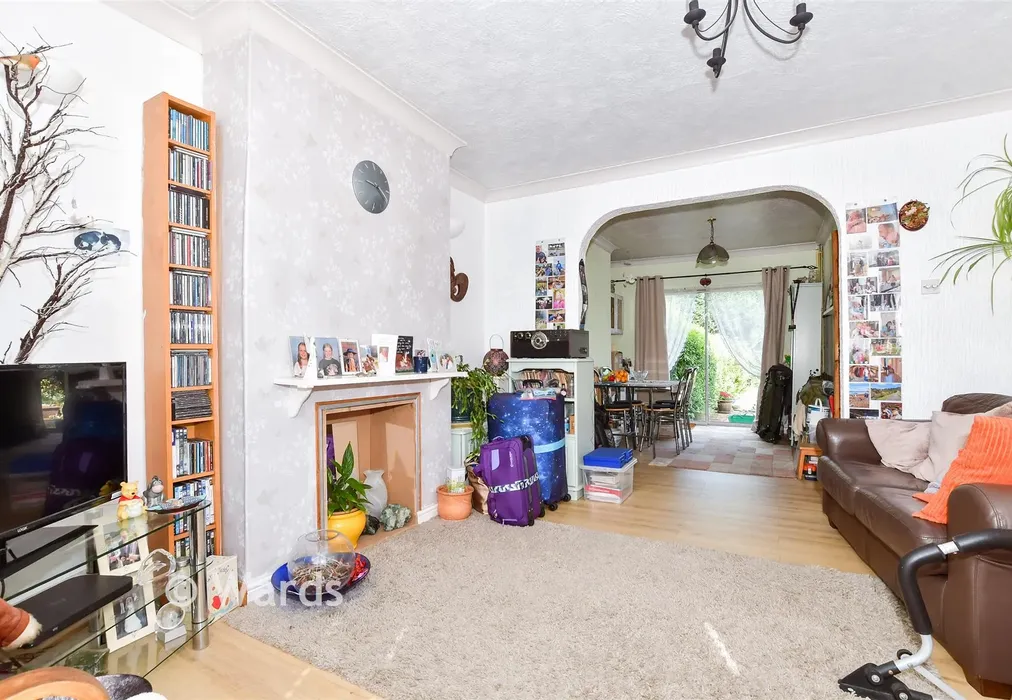 Lounge - New Hythe Lane, Larkfield, Kent - Wards of Kent
