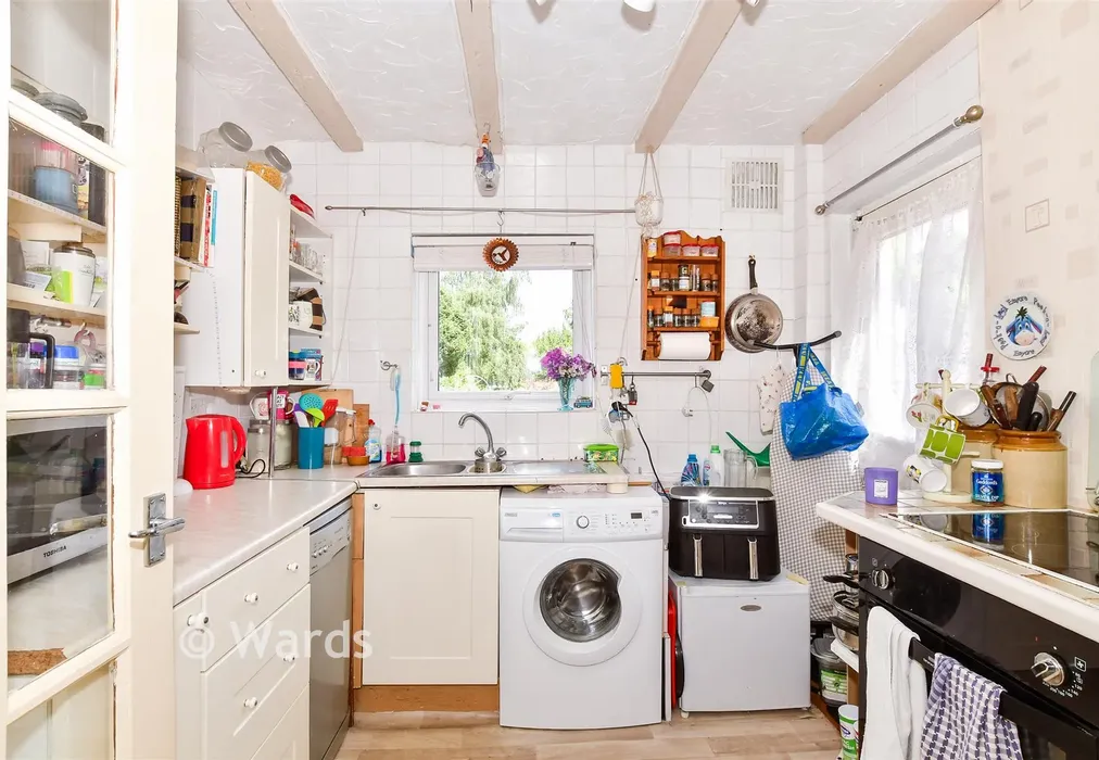 Kitchen - New Hythe Lane, Larkfield, Kent - Wards of Kent