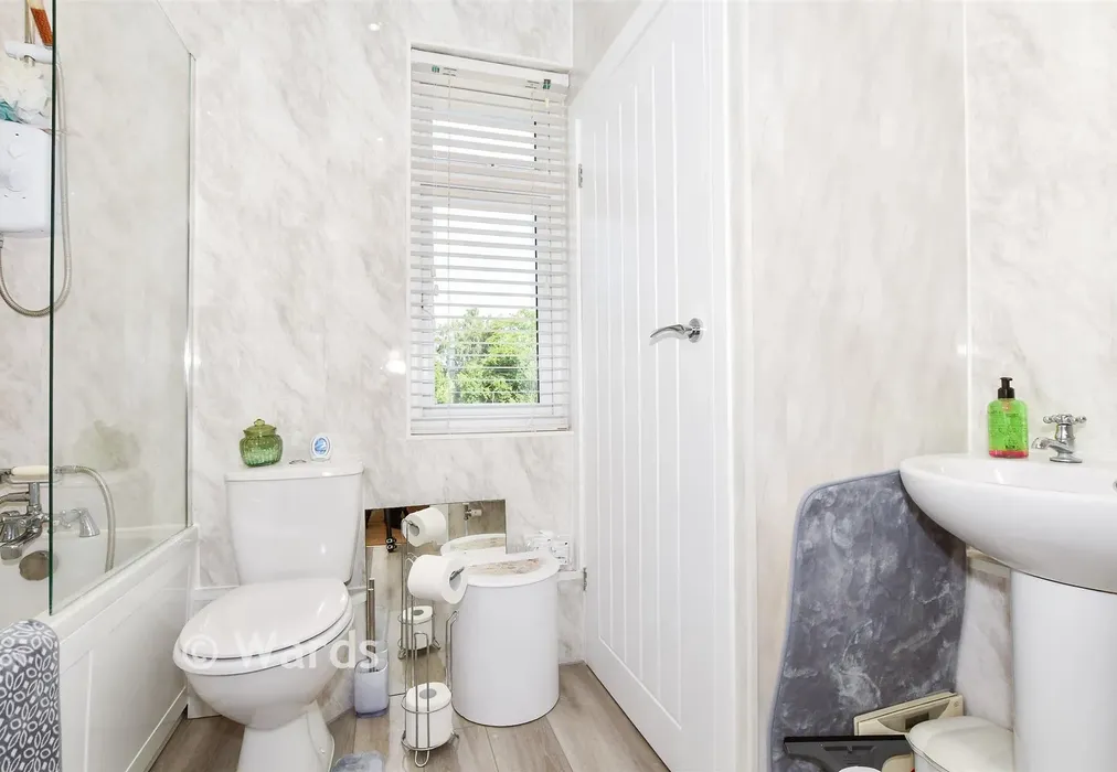 Bathroom - New Hythe Lane, Larkfield, Kent - Wards of Kent