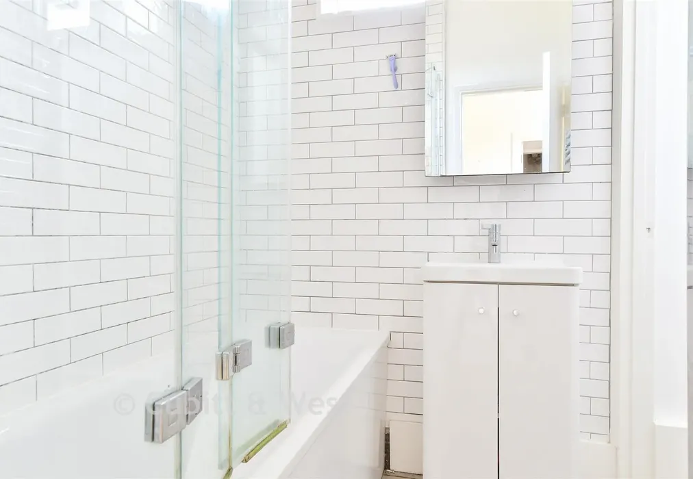 Bathroom - Rugby Road, Brighton, East Sussex - Wards of Kent
