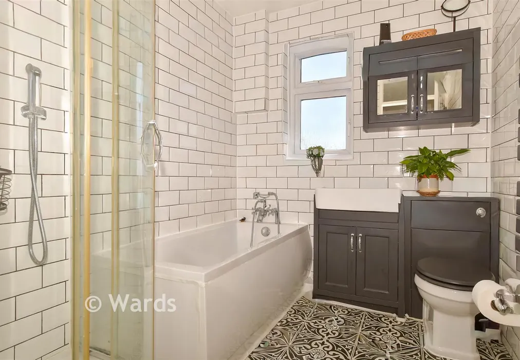 Bathroom - Berkeley Crescent, Dartford, Kent - Wards of Kent