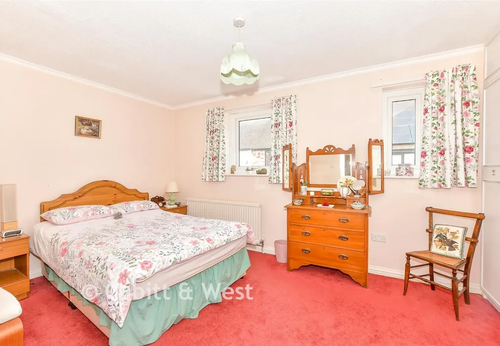 Bedroom 1 - Spring Gardens, Emsworth, Hampshire - Wards of Kent