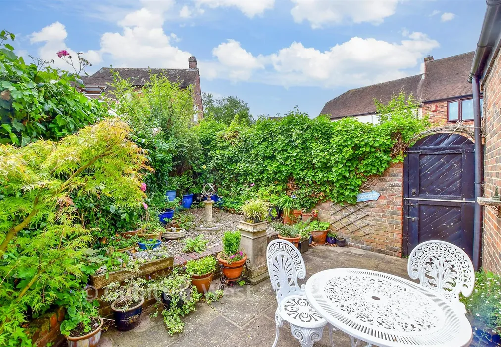 Side Garden - Spring Gardens, Emsworth, Hampshire - Wards of Kent