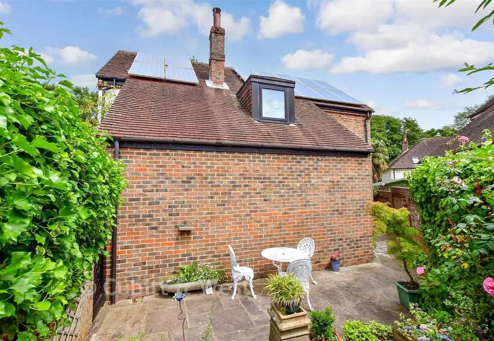 Side Garden - Spring Gardens, Emsworth, Hampshire - Wards of Kent