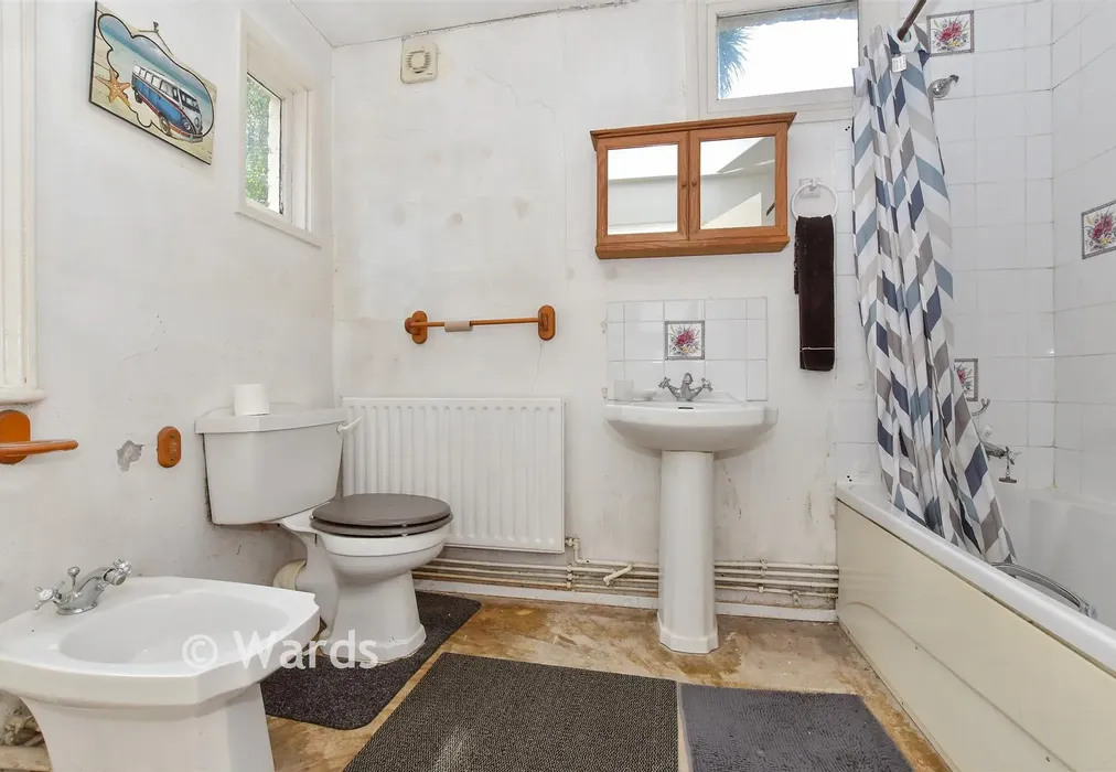 Bathroom - Cavendish Road, Herne Bay, Kent - Wards of Kent