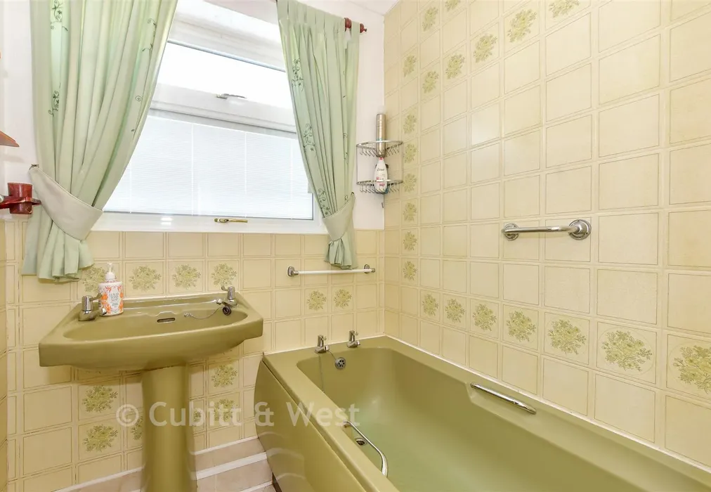 Bathroom - Milton Avenue, Rustington, West Sussex - Wards of Kent