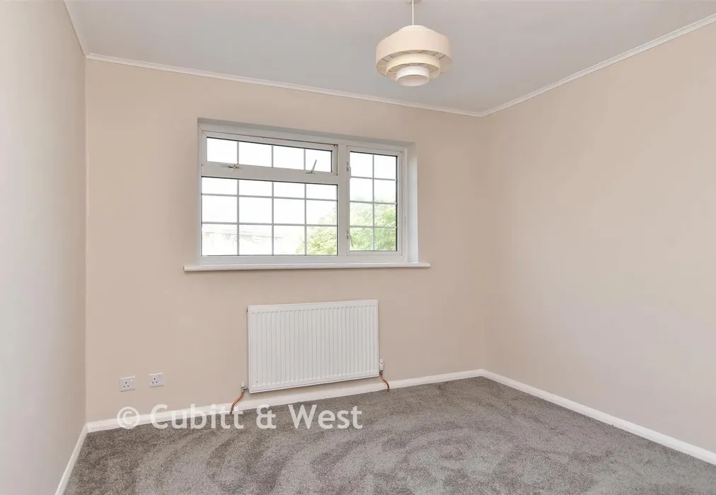 Bedroom 1 - Shepherds Cot, Peacehaven, East Sussex - Wards of Kent