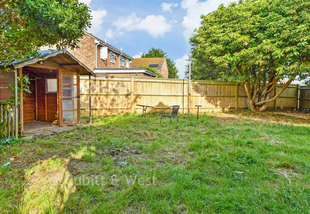 Rear Garden - Shepherds Cot, Peacehaven, East Sussex - Wards of Kent